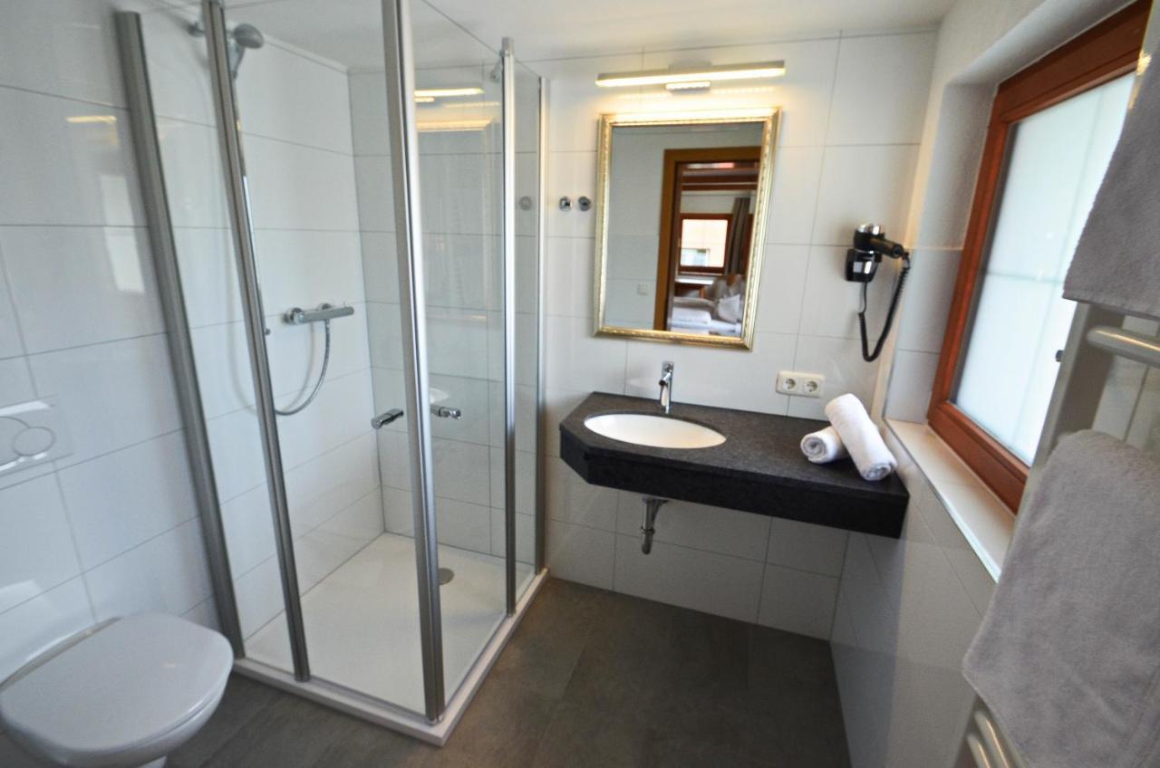 Family Room with Balcony and Lake View,1499994601:JPEG