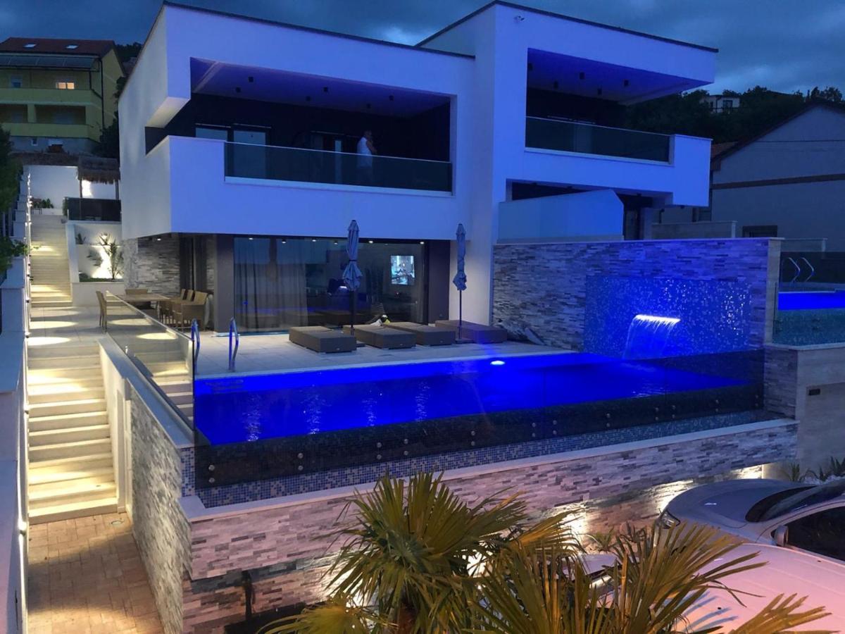 Villa,1054897924:JPEG