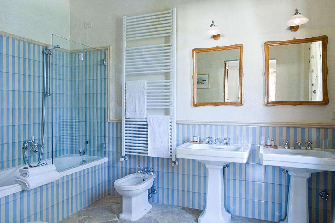 Zweibettzimmer mit Badewanne