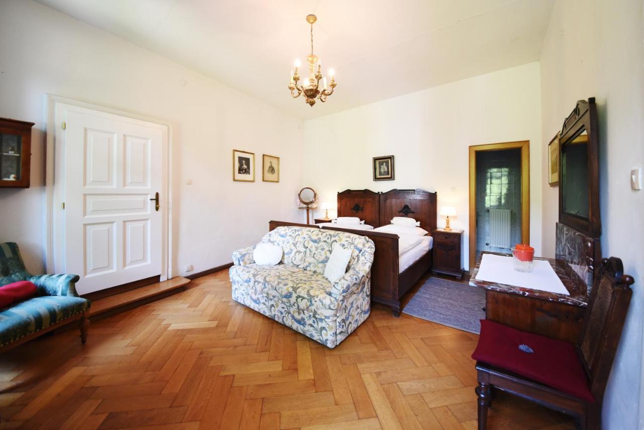 One-Bedroom Apartment,411067563:JPEG