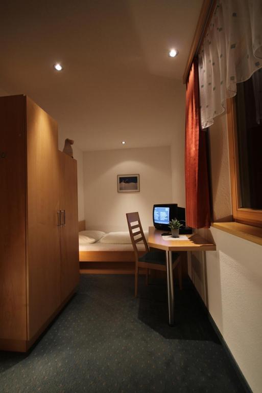 Single Room,1584480186:JPEG