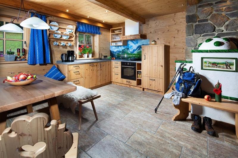 Three-Bedroom House,1181940400:JPEG