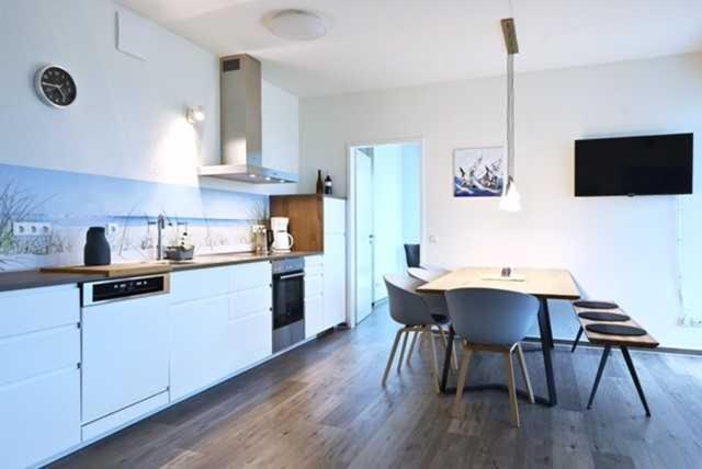 Two-Bedroom Apartment Balcony Terrace,1247545621:JPEG