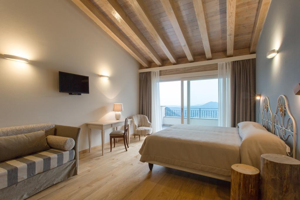Zweibettzimmer mit Balkon