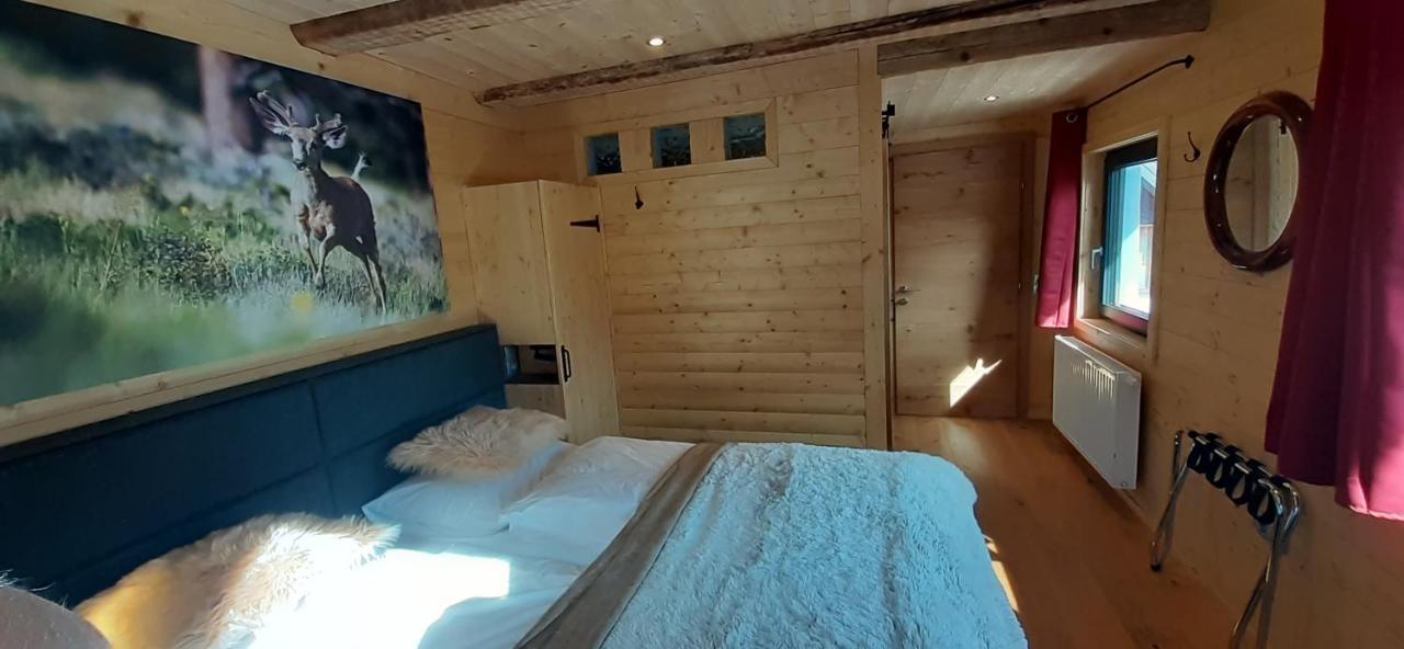 Zimmer mit Kingsize-Bett und Bergblick