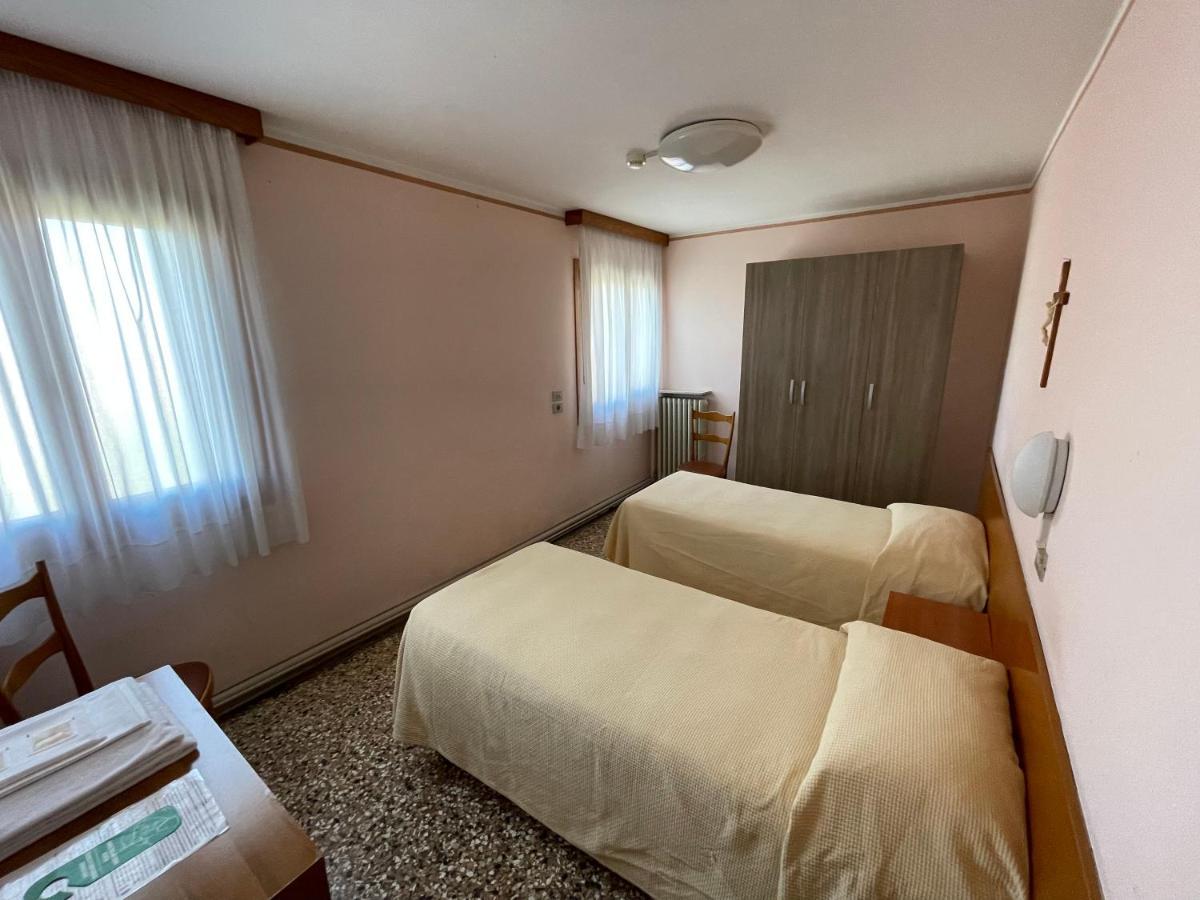 Twin Room,1373437517:JPEG