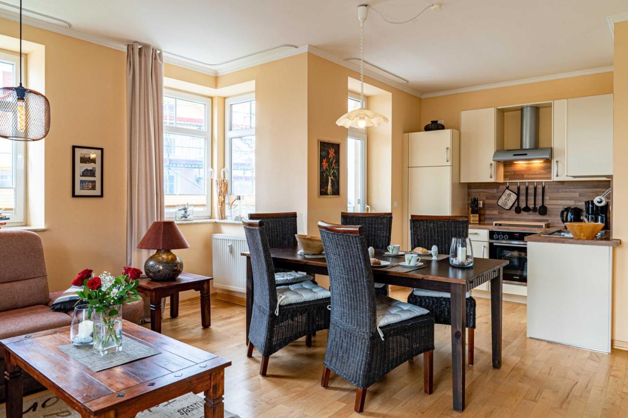 Two-Bedroom Apartment with Lake View,1390868843:JPEG