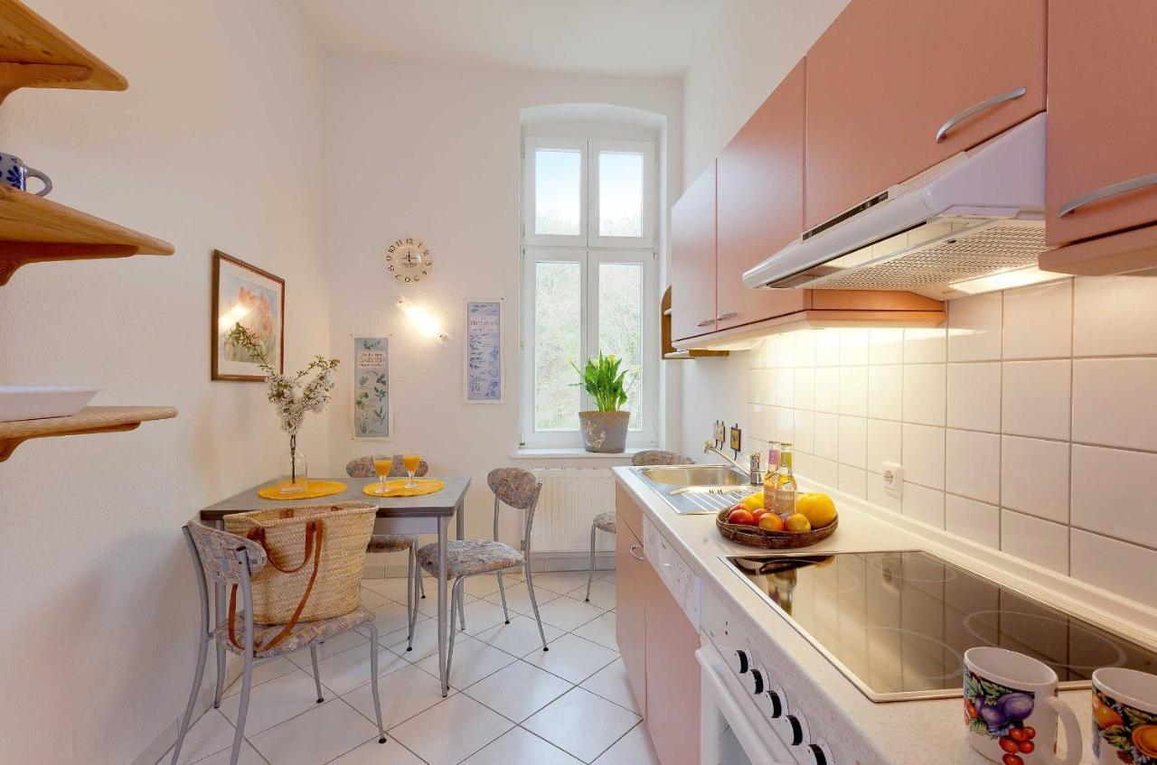 One-Bedroom Apartment Balcony,1481072384:JPEG