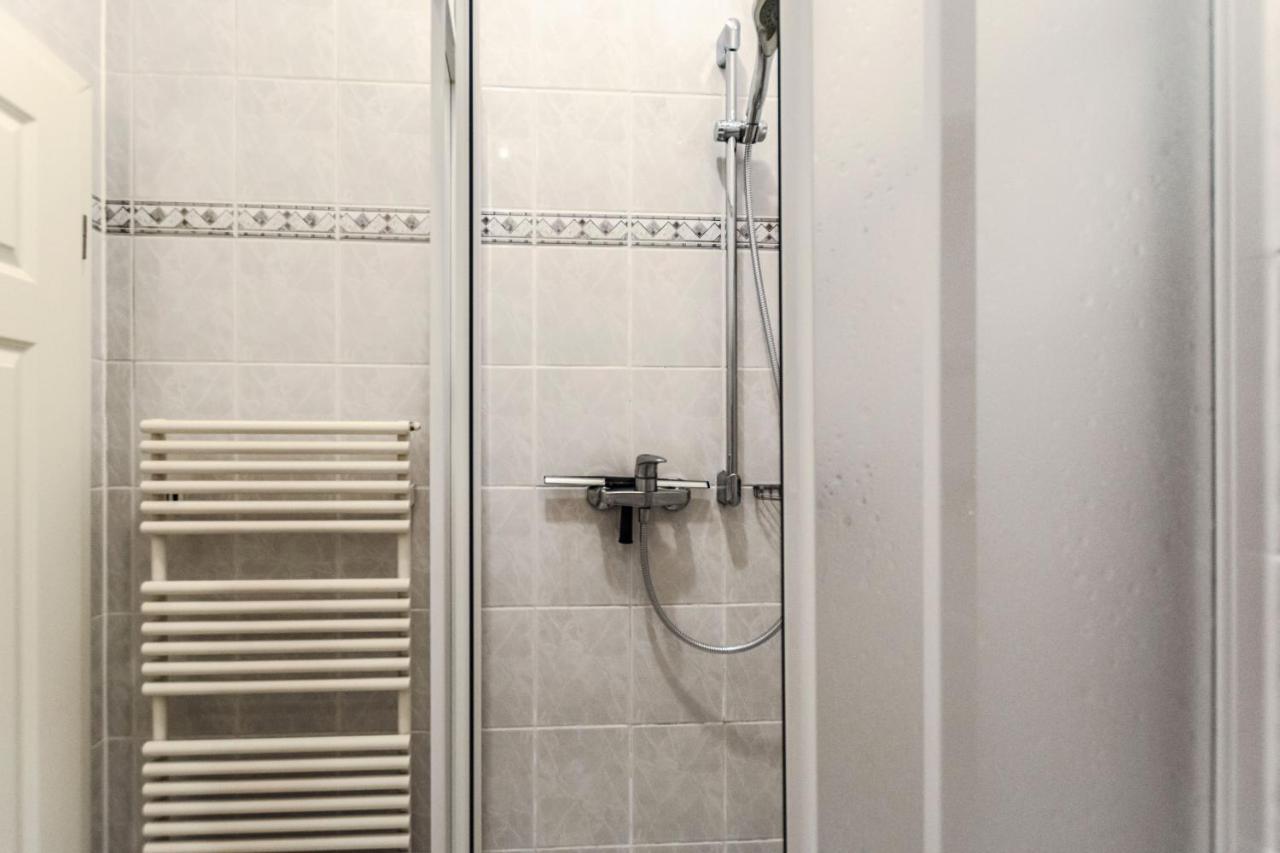 One-Bedroom Apartment with Lake View,1491952456:JPEG