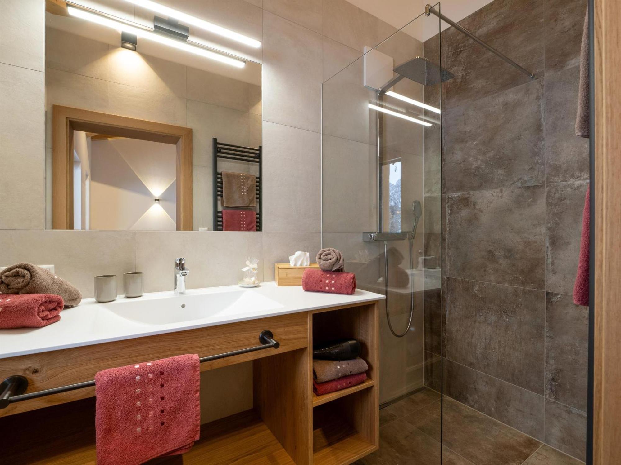 One-Bedroom Apartment Shower,1517587567:JPEG