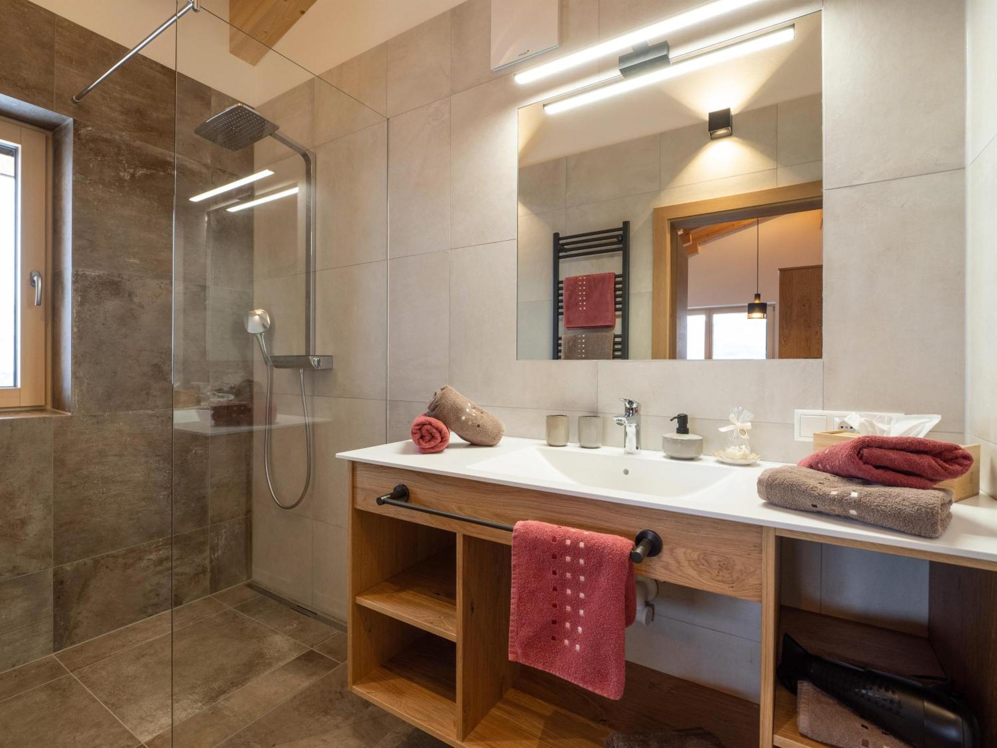 Apartment Shower,1521648121:JPEG
