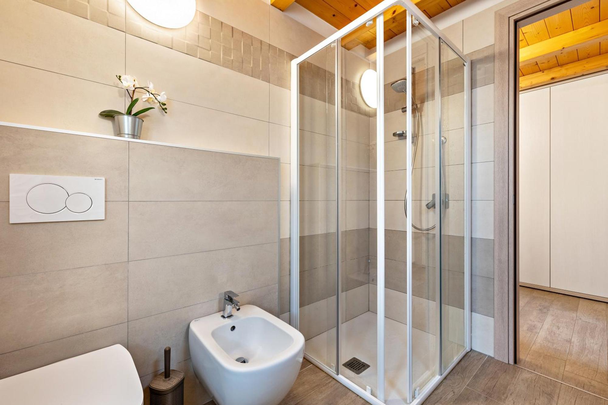 One-Bedroom Apartment with Lake View,1549904488:JPEG