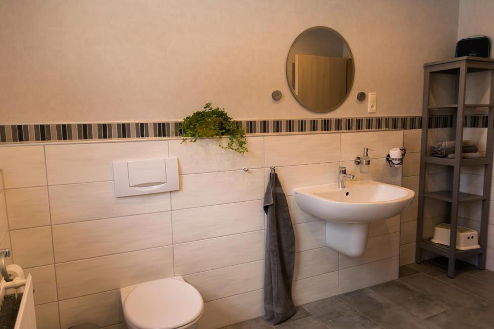 Apartment with Shower,1579672709:JPEG