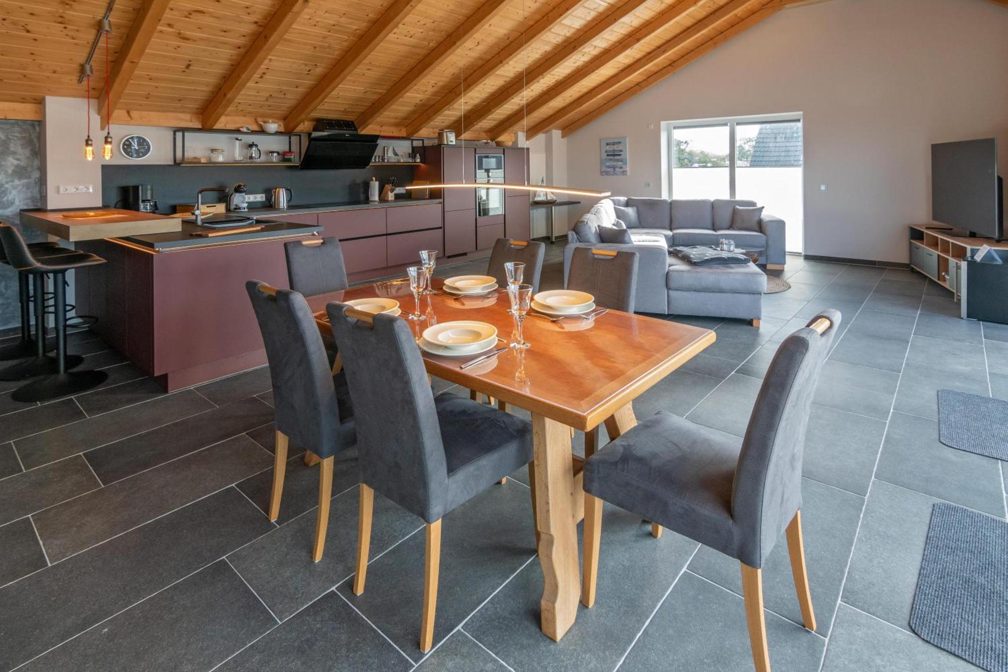 Holiday Home,1597325029:JPEG