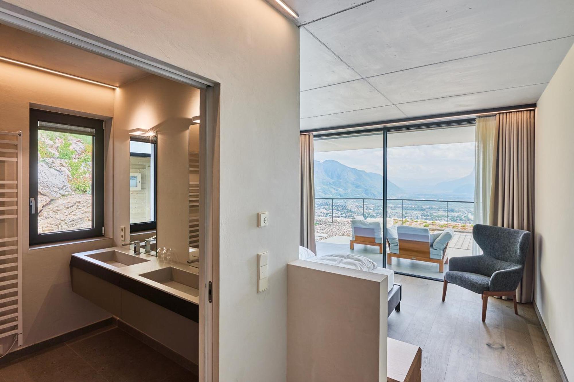 Deluxe Two-Bedroom Apartment with Garden View,1598449251:JPEG