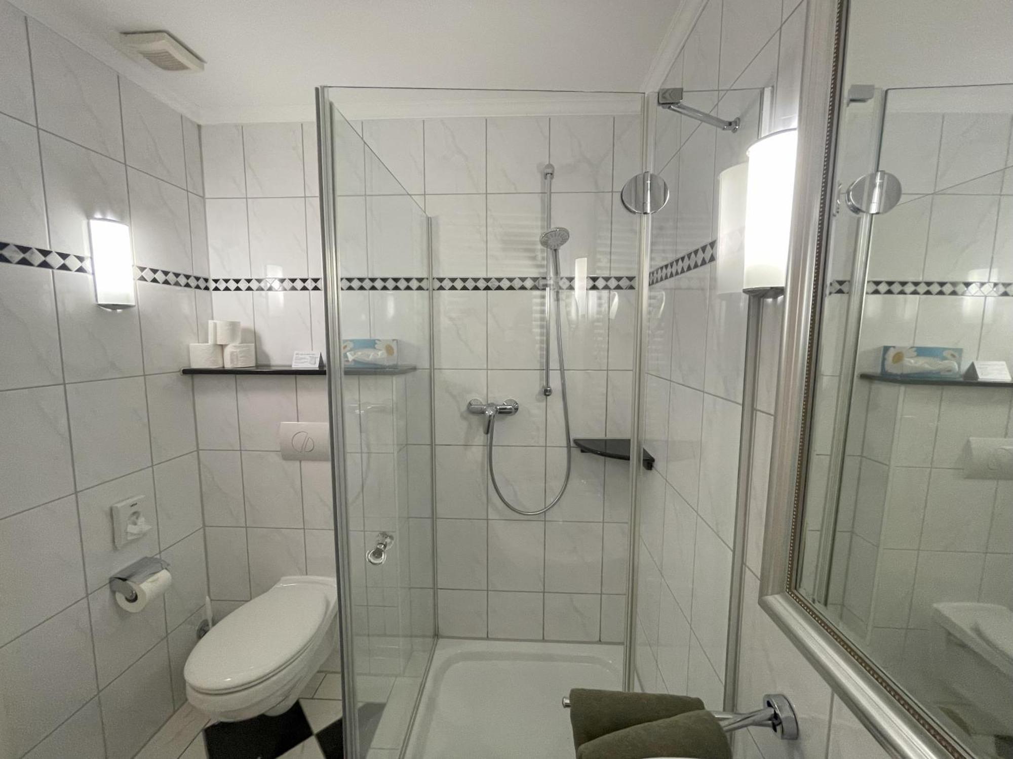 Kleines Doppelzimmer unterm Dach,1609724392:JPEG