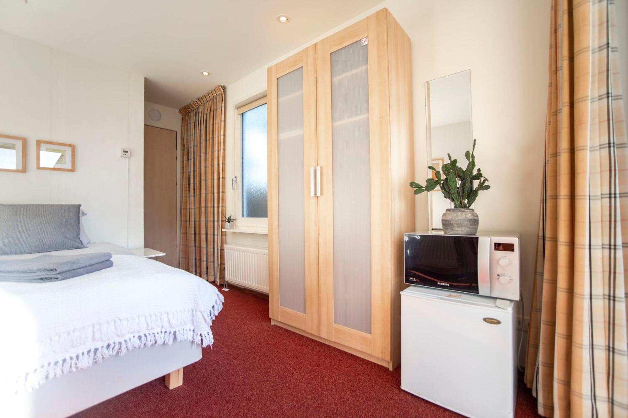 One-Bedroom Apartment,1615420079:JPEG