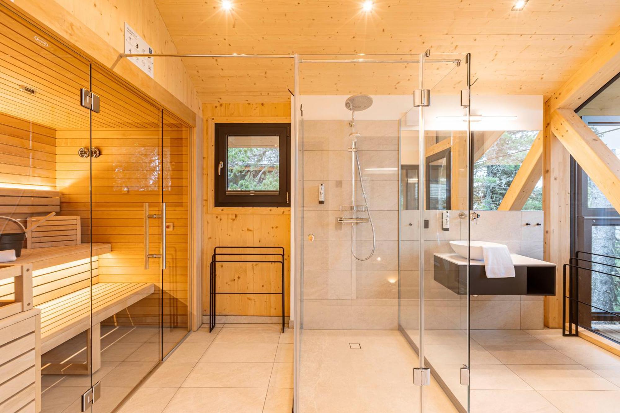 Superior Chalet Nr 1 Sauna Hot Tub,1622235102:JPEG