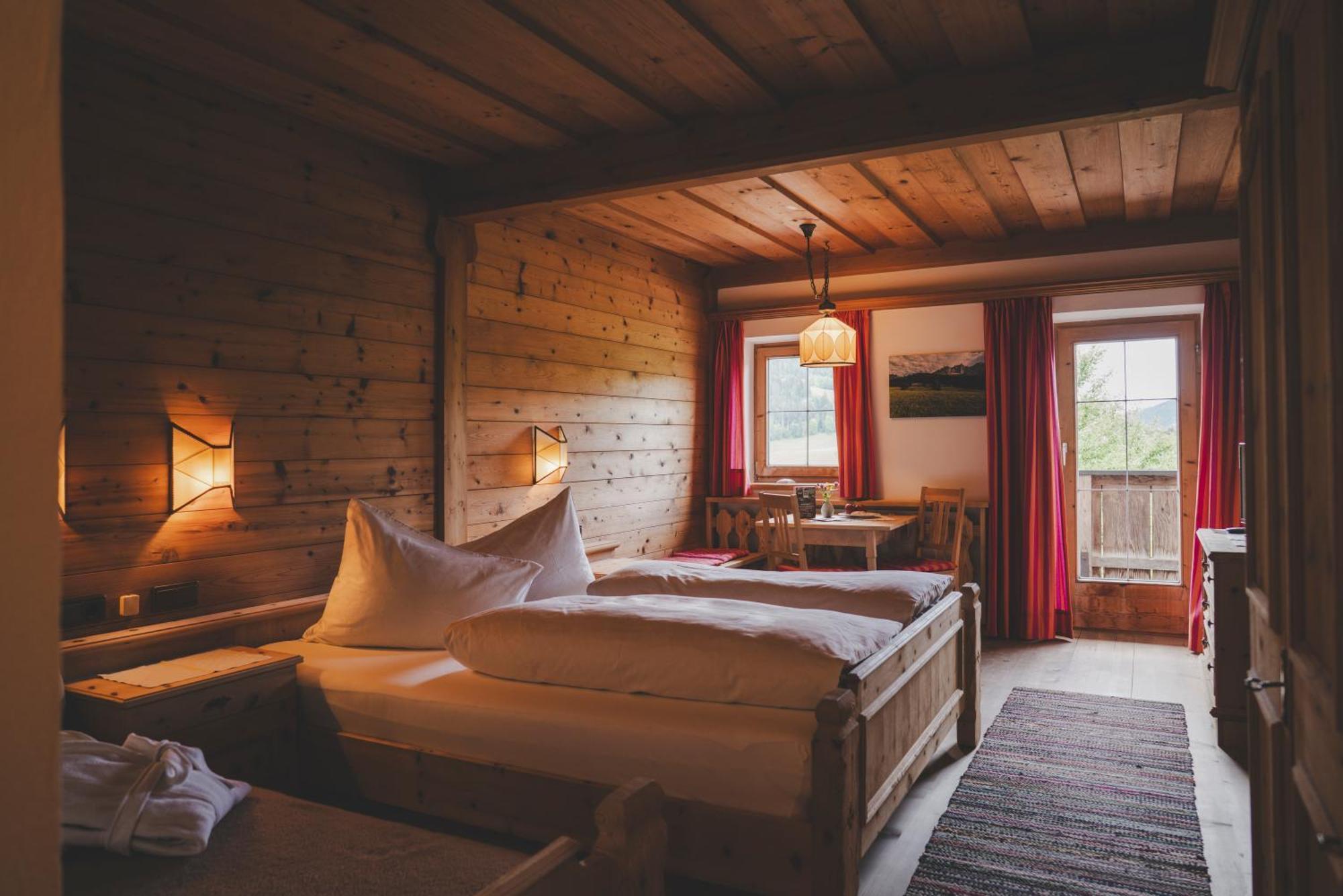 Dreibettzimmer mit Dusche