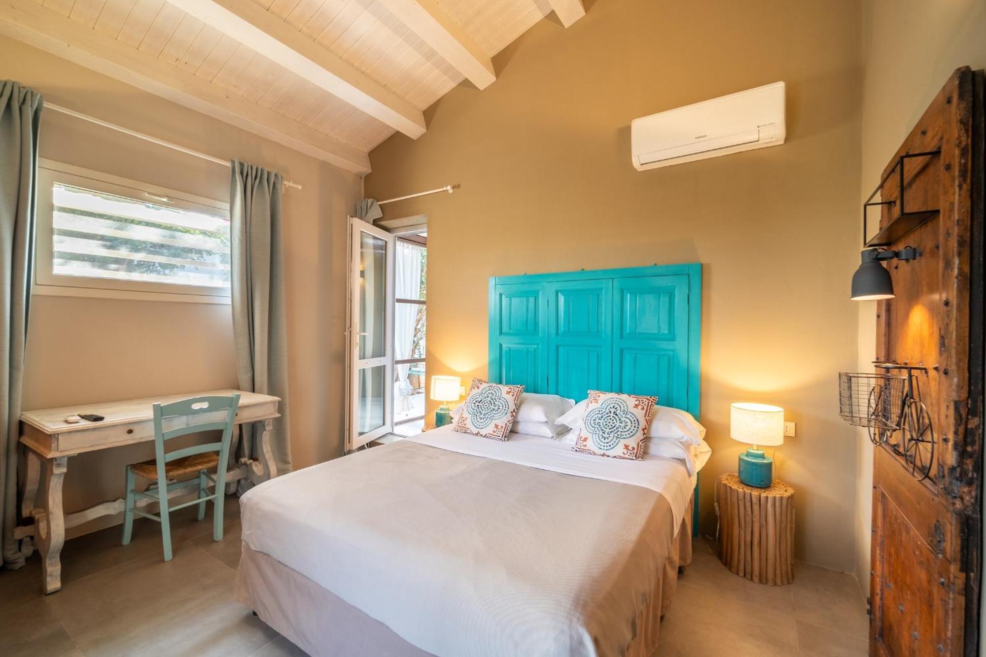 Suite mit Queensize-Doppelbett und Poolblick