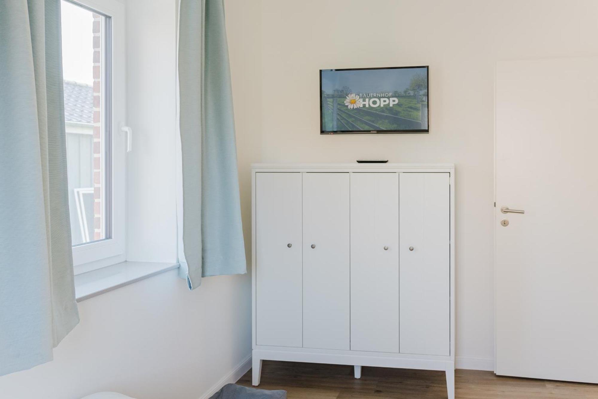 Three-Bedroom House,1654021455:JPEG