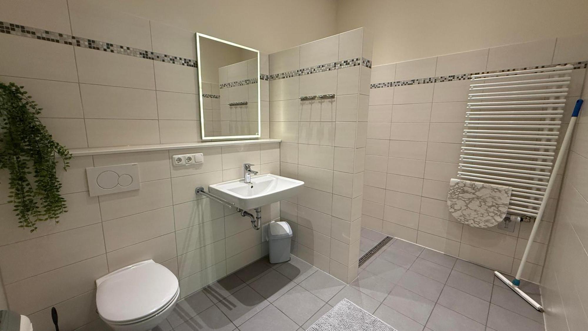 Apartment Bathroom,1667712688:JPEG