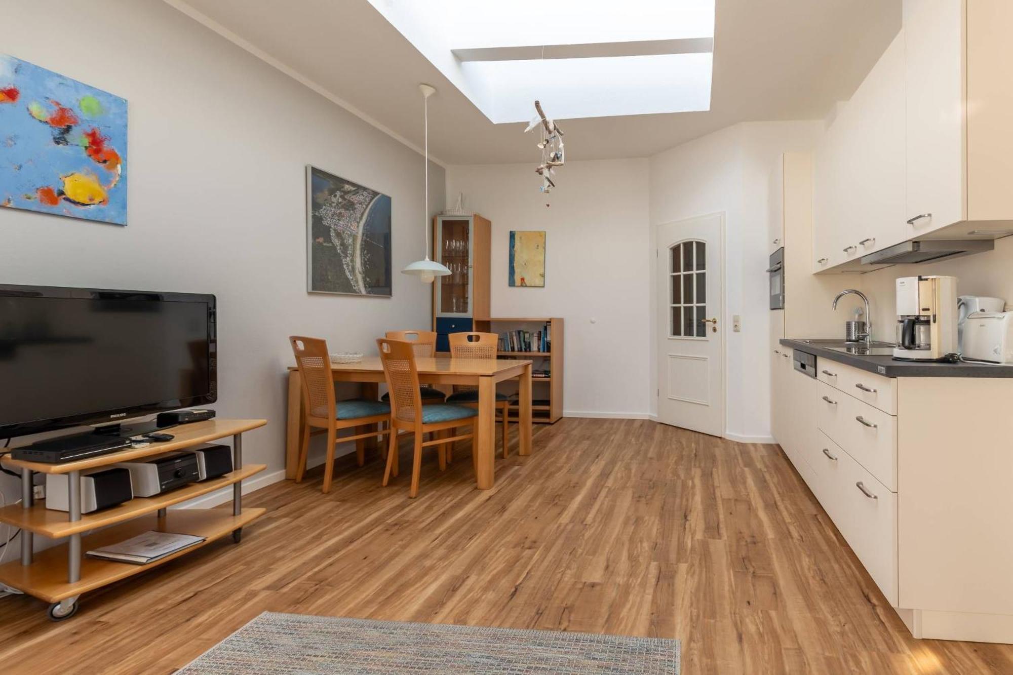 One-Bedroom Apartment Balcony,1693515543:JPEG