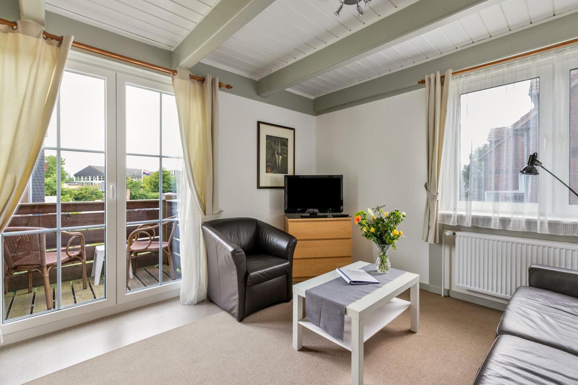 Superior One-Bedroom Apartment Balcony,1767354385:JPEG