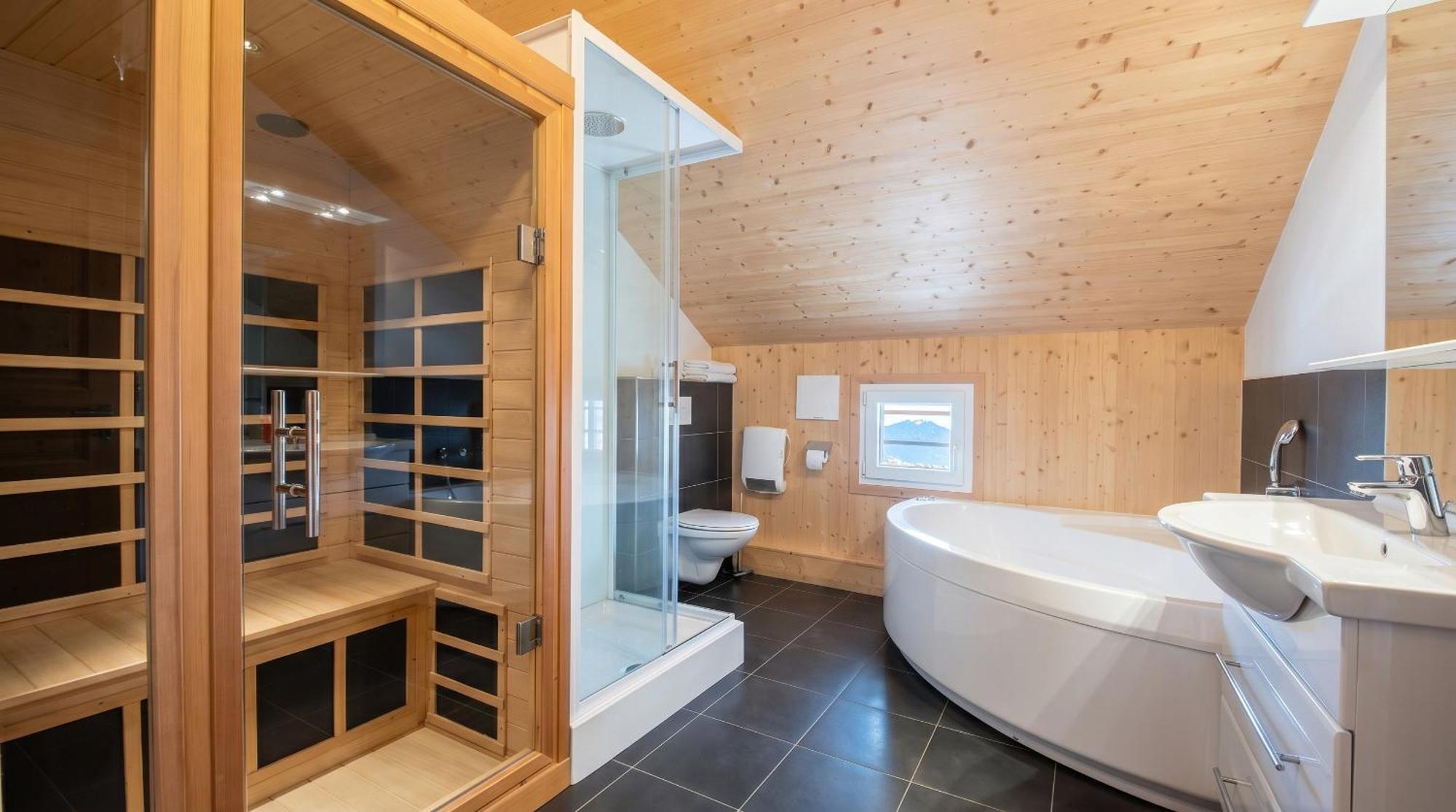 Superior Chalet # 31 with Infrared Sauna & Whirlpool bathtub