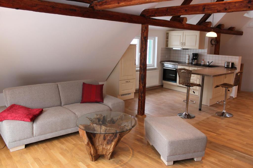 One-Bedroom Apartment Attic,326946886:JPEG