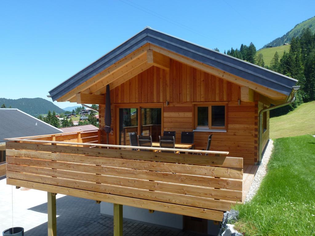 Three-Bedroom House,862772879:JPEG