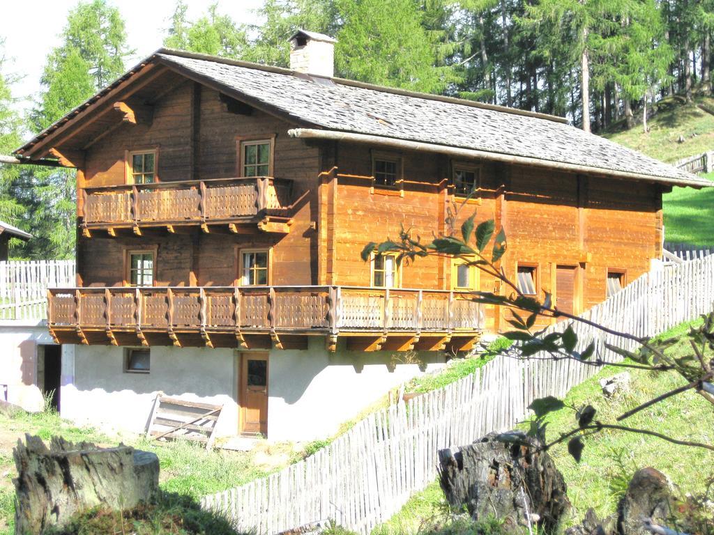 Three-Bedroom House,352613170:JPEG