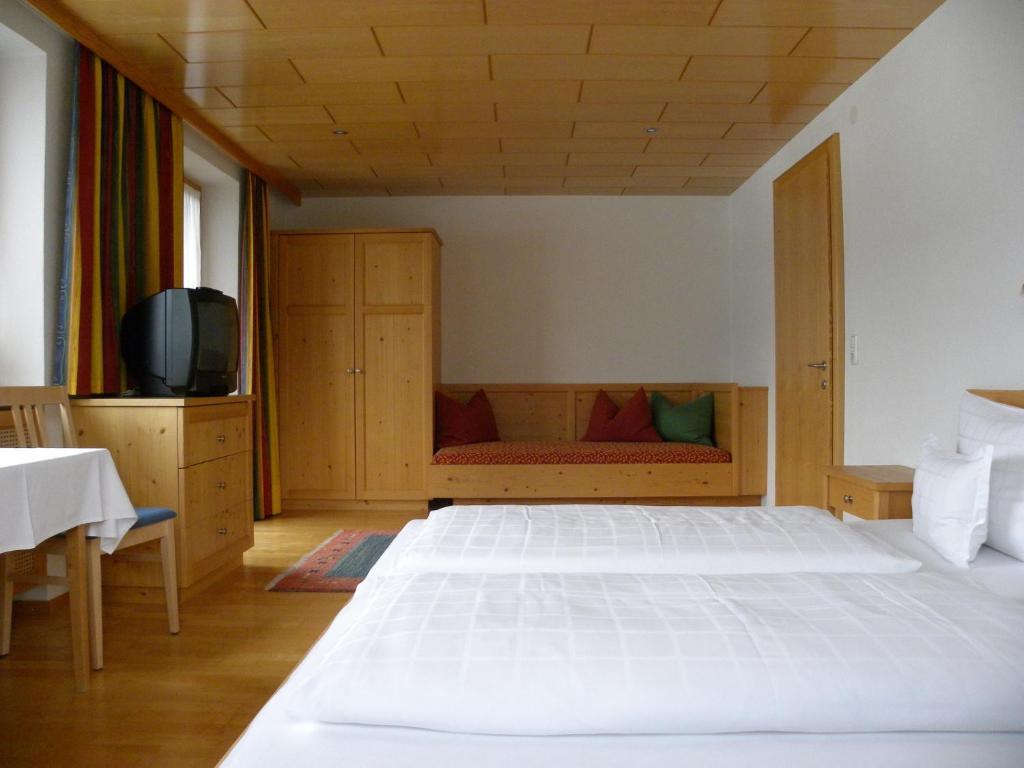 Double Room with Balcony,653068491:JPEG