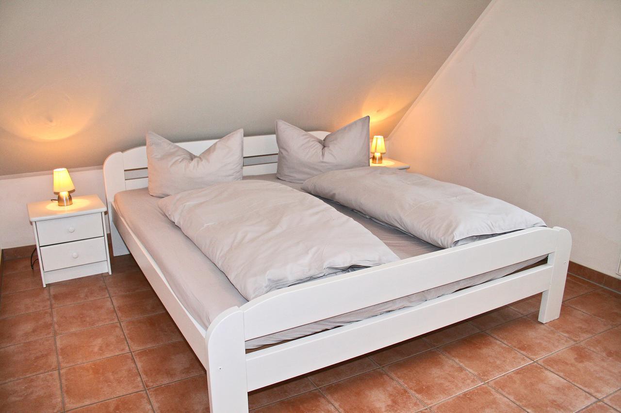 Three-Bedroom House,552113775:JPEG
