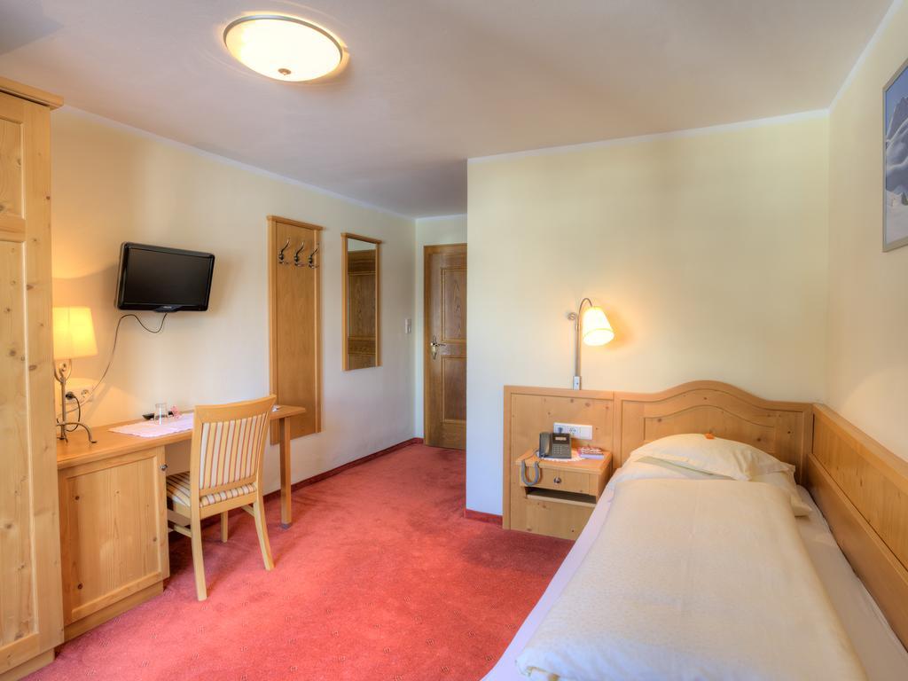 Single Room,379141102:JPEG