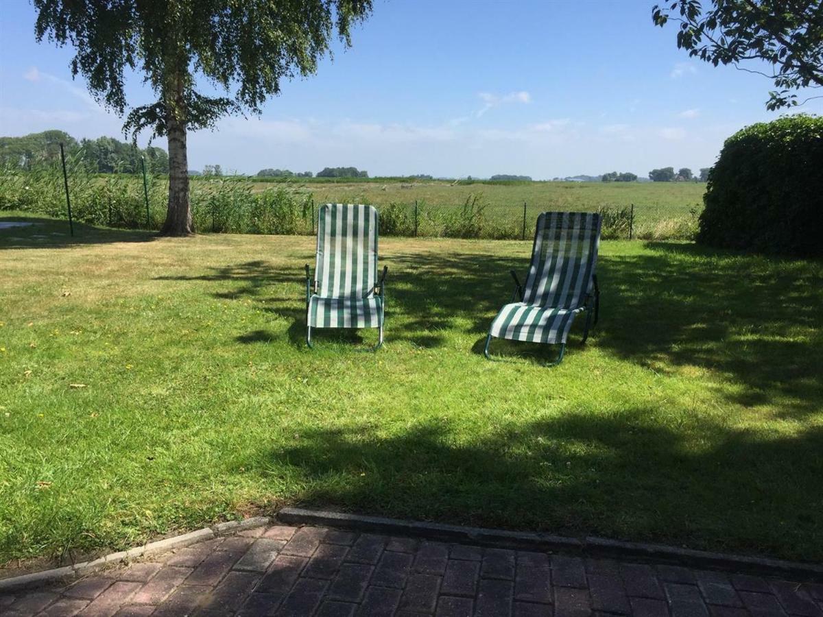 Three-Bedroom House,825239849:JPEG