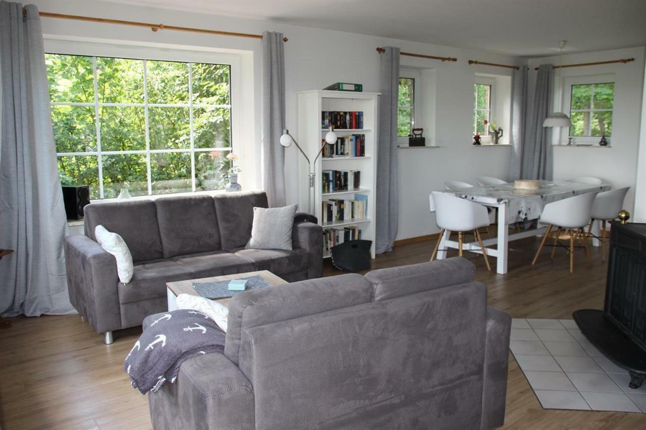 Three-Bedroom House,825239822:JPEG