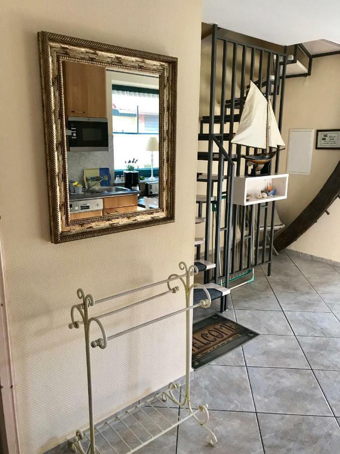 Two-Bedroom House,878550086:JPEG