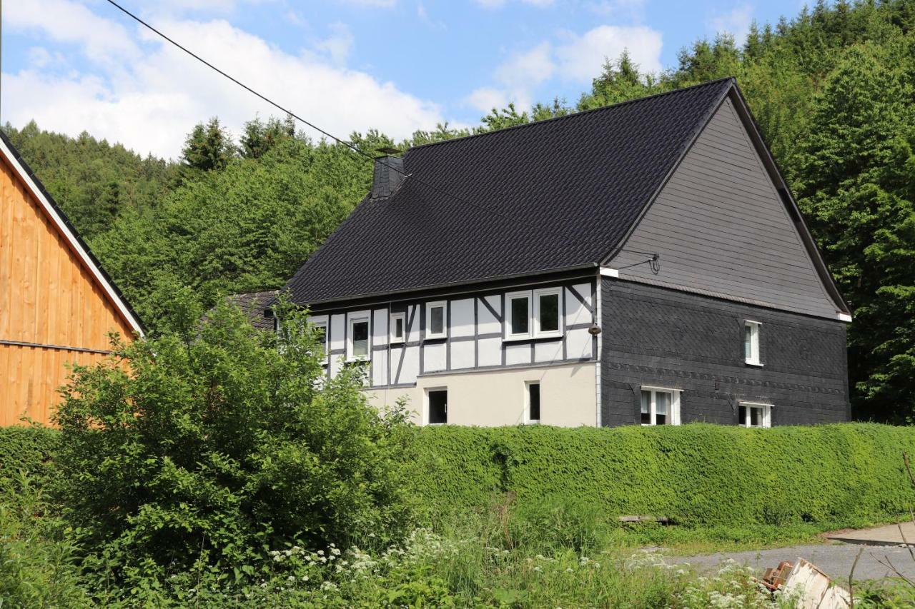 Seven-Bedroom House,883034875:JPEG