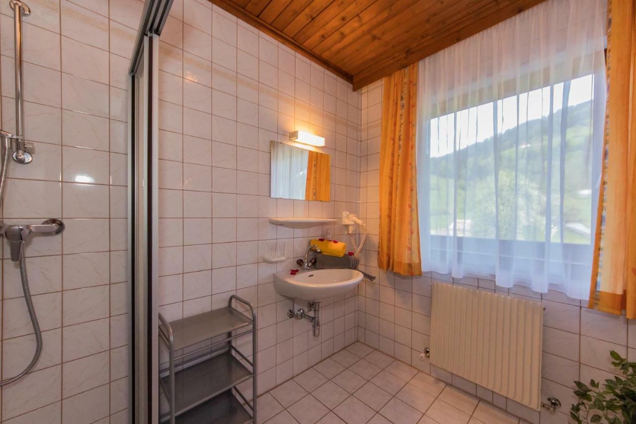 One-Bedroom Apartment Shower,897647593:JPEG