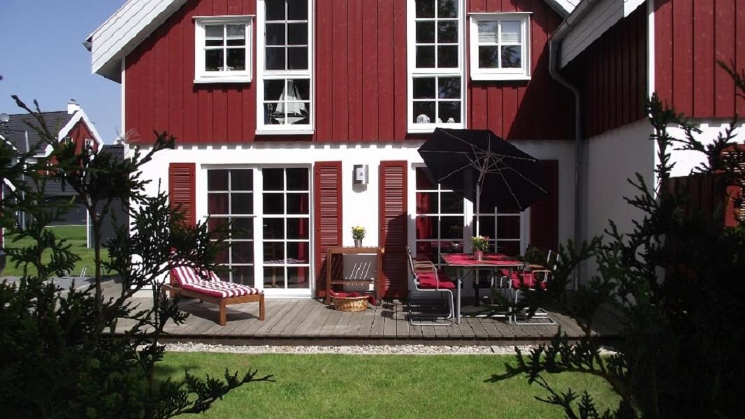 Three-Bedroom House,925405213:JPEG