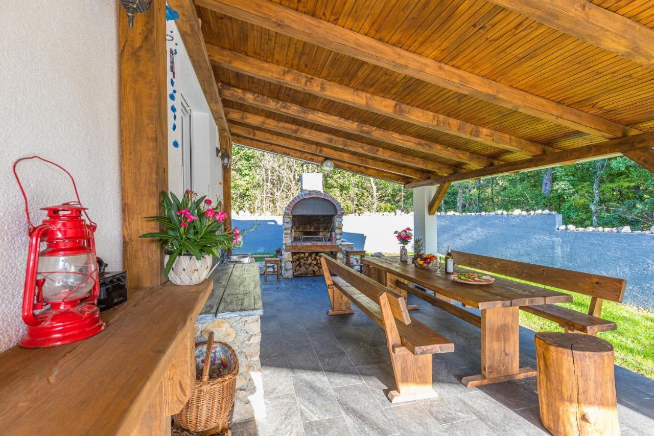 Villa mit 4 Schlafzimmern und Pool
