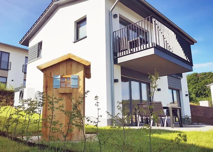 FerienHAUS Marta am Diemelsee im Sauerland mit eigener Sauna, Garten, Terrasse, Balkon und Blick auf den See