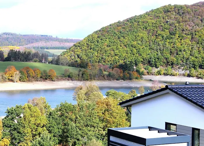 FerienHAUS Marta am Diemelsee im Sauerland mit eigener Sauna, Garten, Terrasse, Balkon und Blick auf den See