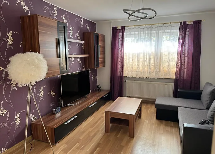 5 Zimmer Haus mit Whirlpool, Grillhütte und privatem Garten, Perfekt für Gruppen oder Familien Neumünster