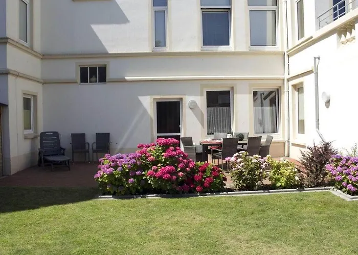 Villa Emilie, Angelika Borkum