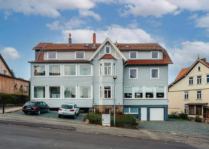 Haus Sonnblick - Gruppenhaus - bis zu 42 Personen - großer Gemeinschaftsbereich - Billiard - Soccer - Dart - Garten Braunlage