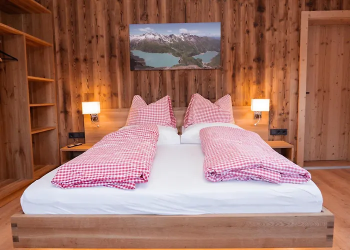 SÖLLHOF Ferienhaus mit 11 Schlafzimmern I großer Gemeinschaftsraum I Skibushaltestelle I 10 Min zum Skigebiet Krimml