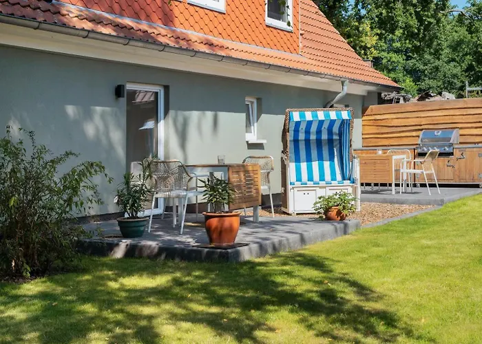 Villa Wiesenau großzügiges Ferienhaus in Prerow by Restaurant Wiesenau