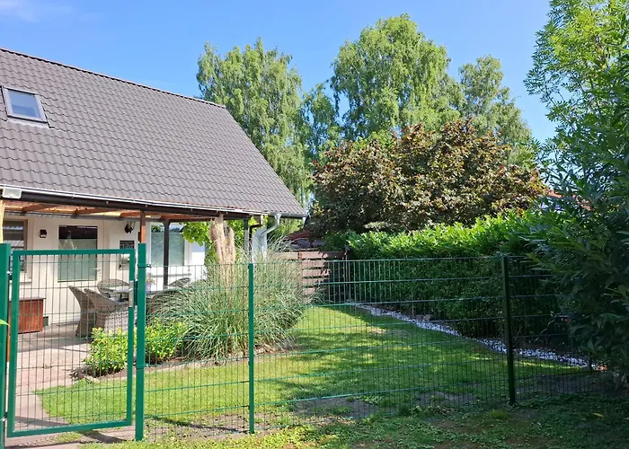 SeeZeit, Ferienhaus bis zu 6 Personen, 500 Meter zum Wasser, mit Garten Hüde